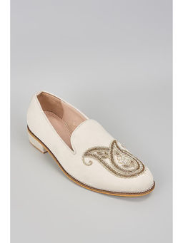 RNG Safawala - Off White Embroidered Juttis