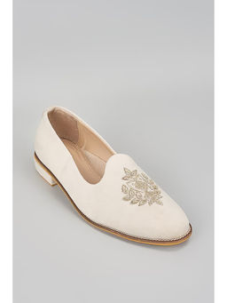 RNG Safawala - Off White Embroidered Juttis