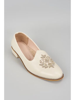 RNG Safawala - Off White Embroidered Juttis