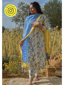 Baise Gaba - Blue Daisy Dupatta Baise Gaba Blue Daisy Dupatta