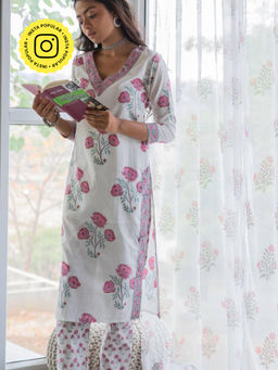 House of Ekam - White and Pink Amaryllis Floral Printed Kurta with Pant (Set of 2)
