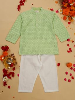SAKA DESIGNS - Green Embroidered Kurta with White Cotton Pajama (Set of 2)