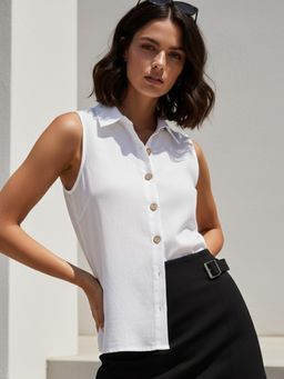 Outzidr - White Cropped Sleeveless Casual Shirt