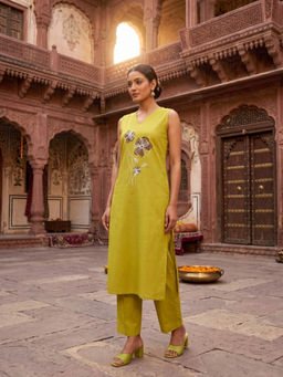 INDDUS - Women Floral Thread Embroiderd Kurta with Pant