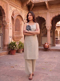 INDDUS - Women Floral Thread and Sequinned Embroiderd Kurta with Pant