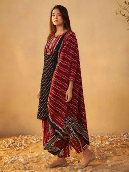 Gahan - Womens Black Floral Printed Kurta with Pant & Dupatta