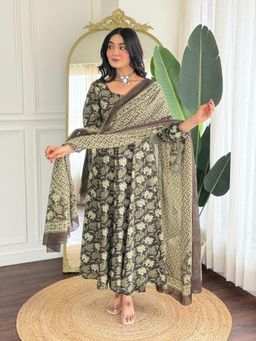 SIJOPA - Grey Cotton Square Neck Floral Printed Kurta Set