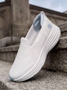 CULT - White Round Toe Knitted Pair Of Walking Shoes