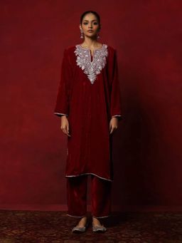 House of Chikankari - Maroon Hoc Velvet Tilla Embroidered Solid Women's 2 Pc Phiran Set