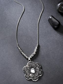 Gahan - Women Silver-Toned Floral Shape Pendant With Chain