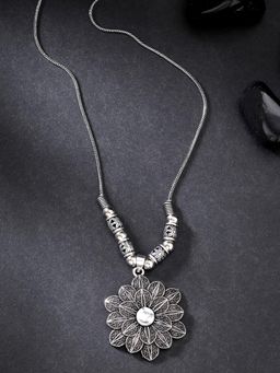 Gahan - Women Silver-Toned Floral Shape Pendant With Chain