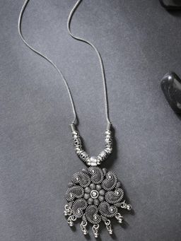 Gahan - Women Silver-Toned Floral Shape Pendant With Chain