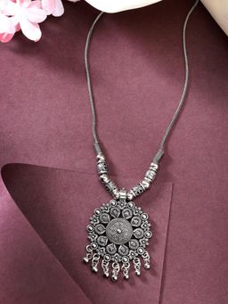 Gahan - Women Silver-Toned Floral Shape Pendant With Chain