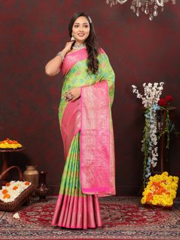 Yavira Silk - Women Green Handloom Saree with Unstitched Blouse