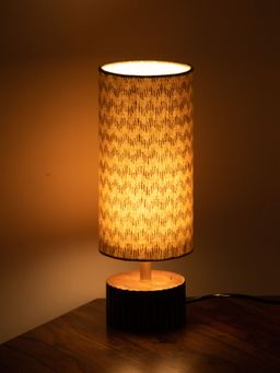 ExclusiveLane - Zigzag Zeal Handcrafted Round Table Lamp In Mango Wood (14 Inch)