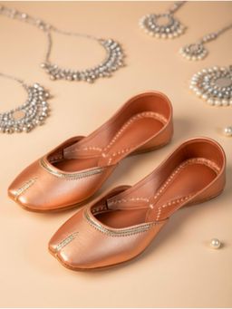 LORYPHILORY - Womens Handcrafted Punjabi Juttis - Gold