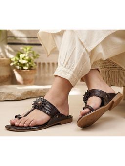 Aroom - Step Into Effortless Style With These Chic Flats - Black