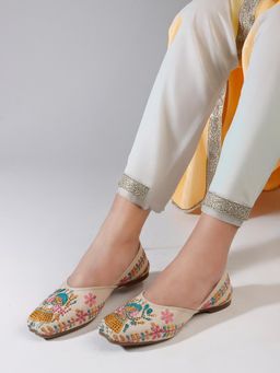 Gahan - Elegant Embroidered Juttis - Cream