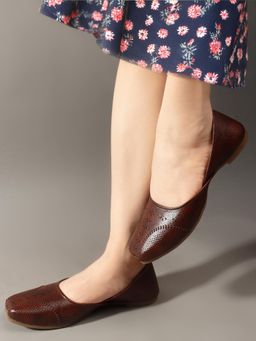 Gahan - Elegant Closed-Toe Womens Juttis - Brown