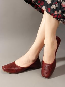 Gahan - Elegant Closed-Toe Womens Juttis - Maroon