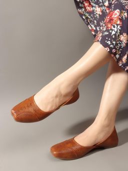 Gahan - Elegant Closed-Toe Womens Juttis - Tan