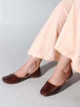 Gahan - Trendy Ethnic Juttis - Brown