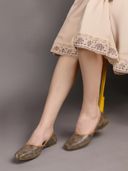 Beige color option, Currently selected