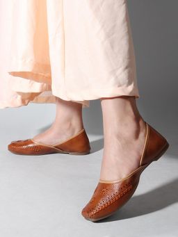 Gahan - Trendy Ethnic Juttis - Tan