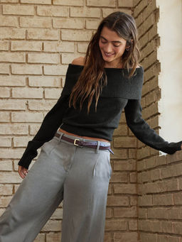 American Eagle - Black Solid Fitted Fit Sweater