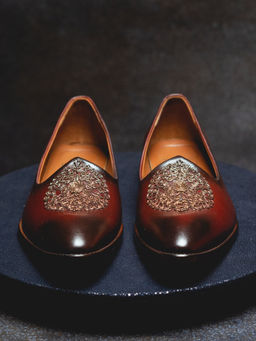 Kavith Sainaani - Red Embroidered Jutti