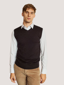 Bruun & Stengade - Men Black Solid Round Neck Sleeveless Sweater