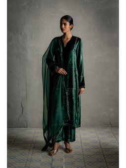 Charkhee - Velvet Straight Fit Kurta With Pant And Dupatta
