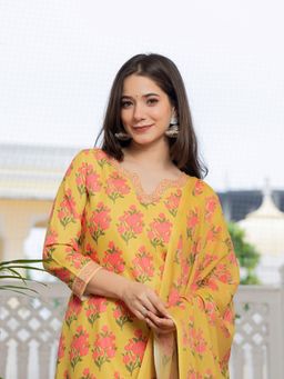 Vaamsi - Women Multi Color Rayon Blend Floral Printed Straight Kurta Pant & Dupatta (Set of 3)