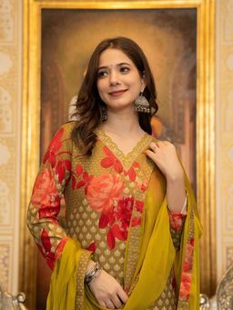 Vaamsi - Women Green Floral Kurta with Pant and Dupatta (Set of 3)