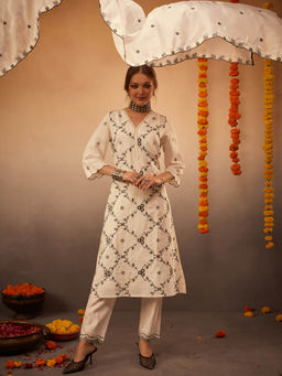 Heeposh - Heavy Embroidered Kurta and Pants with Dupatta (Set of 3)