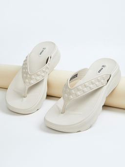 max - Women Textured Flip-Flops