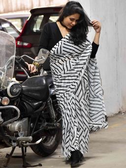 Sundarii - White Classic Chic Georgette Saree with Unstitched Blouse