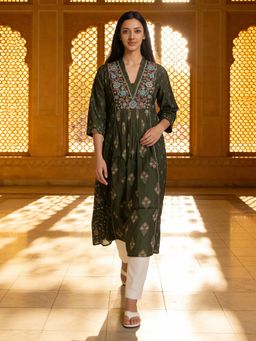 Rangita - Women Green Viscose Rayon Embroidered Kurta