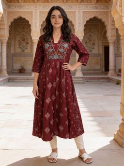 Rangita - Women Maroon Viscose Rayon Embroidered Kurta