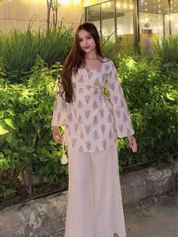 Aarsi - Women White Printed Kurti