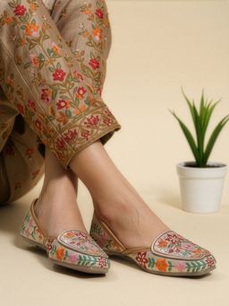 Iconics - Women Gold Embroidery Juttis