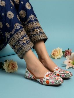 Iconics - Women White Embroidery Juttis