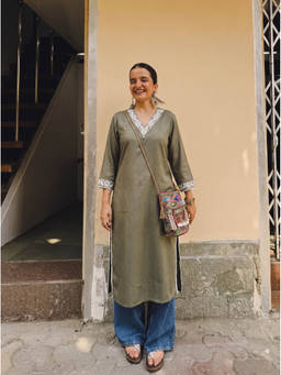 The Suitable - Women V-Neck Olive Embroidered Kurta