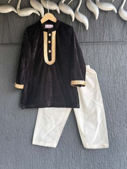 THE WISHING CLOSET - Black Solid Kurta and Pyjama