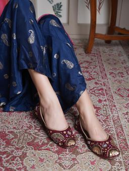 Dollphin - Women Maroon Juttis