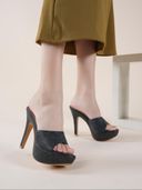 Black color option, Currently selected