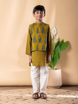 Readiprint - Straight Style Cotton Fabric Green Kurta And Pyjama With Nehru Jacket