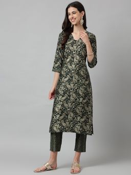 Shaily - Green Floral Printed Straight Kurta With Trousers (Set of 2)