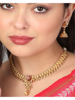 Adwitiya - Gold-Plated Red Flower and Shells Necklace with Earrings Set