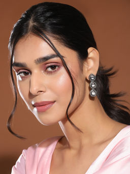 Ruby Raang Studio - Silver Kundan Earrings With Pearl Detailing